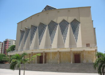 Plaza de la Paz y Catedral María Reina: Símbolos espirituales y culturales de Barranquilla